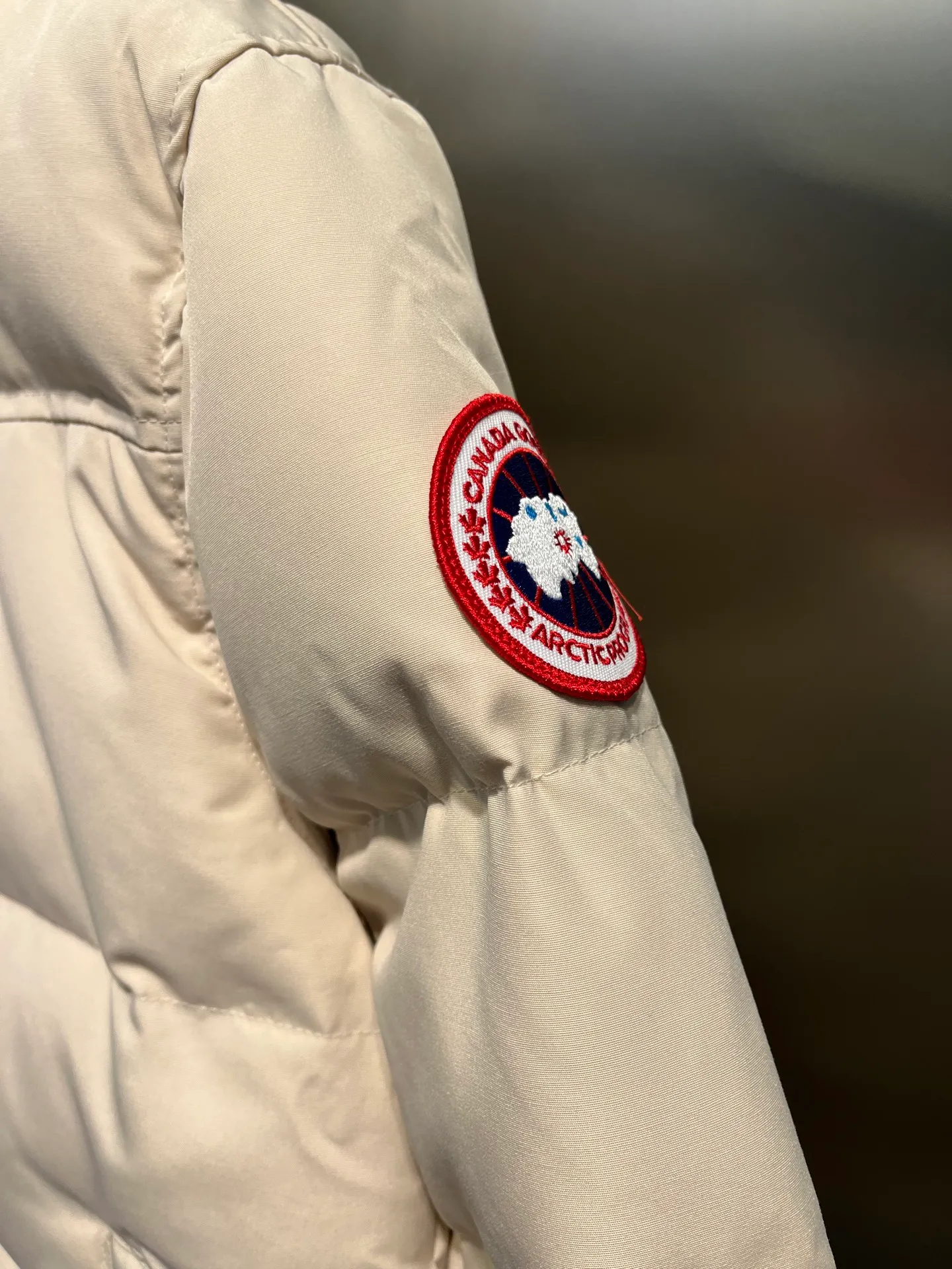 P700 Goose 🌟17 styles of chest patch, same style for men and women, cold-resistant down jackets! The fur collar is detachable. The natural Siberian coyote fur collar has a delicate yet strong feel, which comes from the sense of life that comes from the erosion of wind and frost in nature. The market usually uses raccoon fur or fake fur instead, which is not even the slightest bit better! The collar part has cold-proof flannel, which is close to the head and neck, comfortable and warm! The fabric is made of high-density nano-level waterproof fabric, which is windproof and wear-resistant and has a certain thickness! The zipper is the official YKK brand! The waist has an elastic waistline design that can be adjusted according to yourself! There is also an anti-wind Velcro inside! Seamless threaded cuffs to avoid stiffening! In order to prevent cold wind from pouring in, a double closure design is adopted. On the premise of the traditional zipper fly, six Velcro fasteners are used for secondary closure, which brings better warmth retention effect. It retains the classic hooded design and uses super large luxurious wolf fur to protect against wind and cold. No matter how low the temperature is this winter, one piece is enough. I’ll give you the wind and temperature. Size: s-xxl